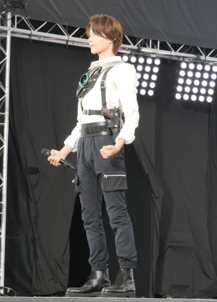 　変身ポーズをクールに決める今井竜太郎