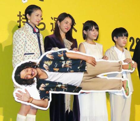 　オダギリジョーのパネルを手にする（左から）柴咲コウ、満島ひかり、青山姫乃、味元耀大