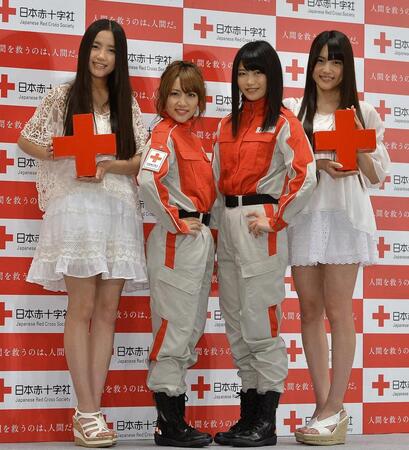 　日本赤十字社キャンペーンに登場した（左から）加藤玲奈、高橋みなみ、横山由依、入山杏奈＝１２年６月