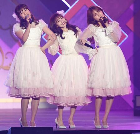 　熱唱する（左から）加藤玲奈、向井地美音、入山杏奈＝２２年４月