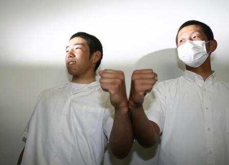 　対戦が決まり、拳を合わせて笑みを浮かべる花巻東・菊池（左）と長崎日大・大瀬良＝２００９年８月
