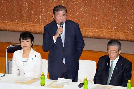 　両院議員総会で発言する自民党総裁の石破首相。右は森山幹事長