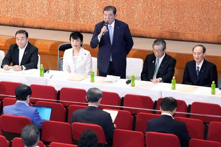 　両院議員総会で発言する自民党総裁の石破首相（中央）