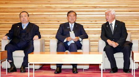 　閣議に臨む（左から）村上総務相、石破首相、中谷防衛相