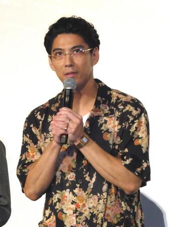 　トークする賀来賢人