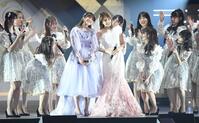　卒業セレモニーを行った加藤玲奈（中央左）と入山杏奈（同右）＝２０２２年４月