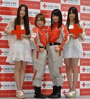 　日本赤十字社キャンペーンに登場した（左から）加藤玲奈、高橋みなみ、横山由依、入山杏奈＝１２年６月