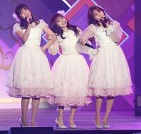 　熱唱する（左から）加藤玲奈、向井地美音、入山杏奈＝２２年４月