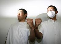 　対戦が決まり、拳を合わせて笑みを浮かべる花巻東・菊池（左）と長崎日大・大瀬良＝２００９年８月