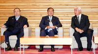 　閣議に臨む（左から）村上総務相、石破首相、中谷防衛相