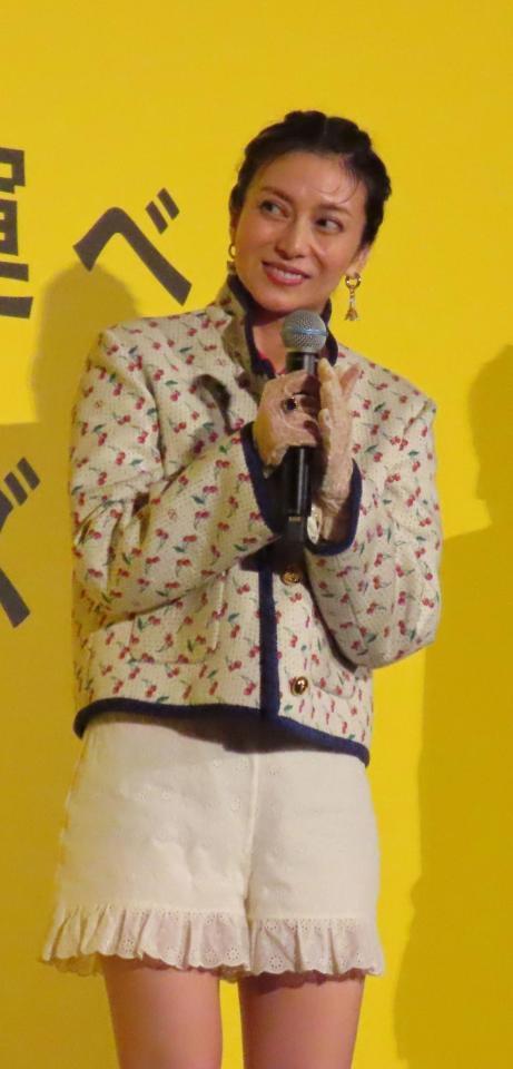 　映画「兄を持ち運べるサイズに」の舞台あいさつに登壇した柴咲コウ