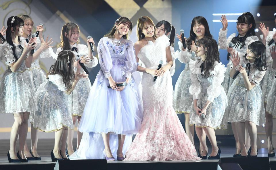 　卒業セレモニーを行った加藤玲奈（中央左）と入山杏奈（同右）＝２０２２年４月