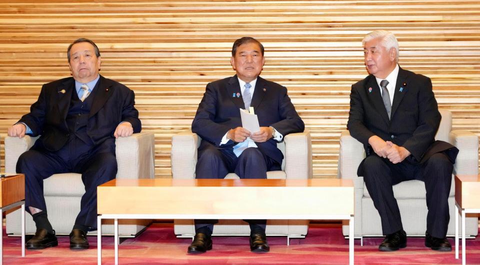 　閣議に臨む（左から）村上総務相、石破首相、中谷防衛相