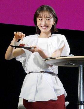 　さつまいも料理を見せる松本まりか