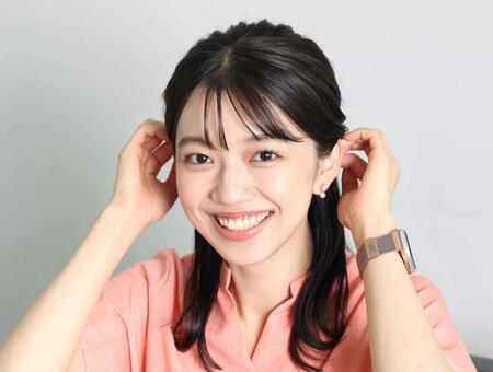 　初々しい笑顔を見せる齋藤陽アナウンサー（撮影・佐々木彰尚）