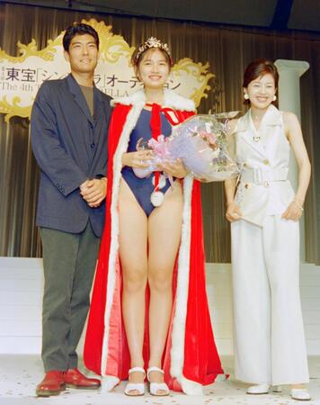 東宝シンデレラ・グランプリに輝き、高嶋政宏（左）、沢口靖子（右）に祝福される野波麻帆＝１９９６年