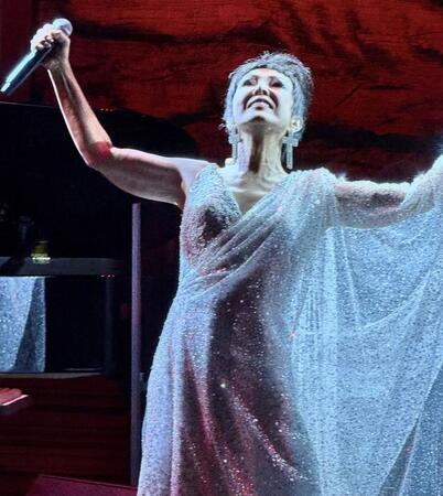 　熱唱する池畑慎之介