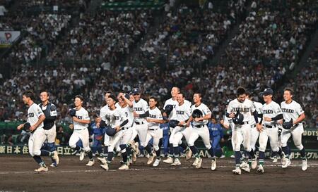 【写真】まさか！スタンド最上段に人気女優が！万全の暑さ対策“甲子園”スタイルで観戦