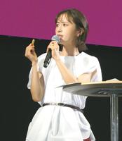 　さつまいもについて熱弁する松本まりか