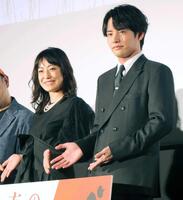 　舞台あいさつに出席した菅野美穂（左）と赤楚衛二