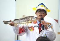 　剝製の魚を見せるさかなクン