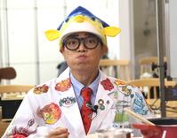 　料理を食べるさかなクン