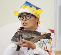 　本物の魚を持つさかなクン