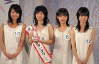 　グランプリを獲得した佐藤千亜妃さん（左から２人目）＝２００４年