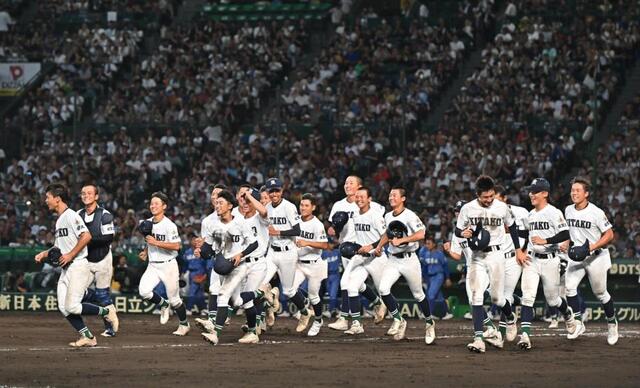 甲子園外野スタンド最上段に人気女優が