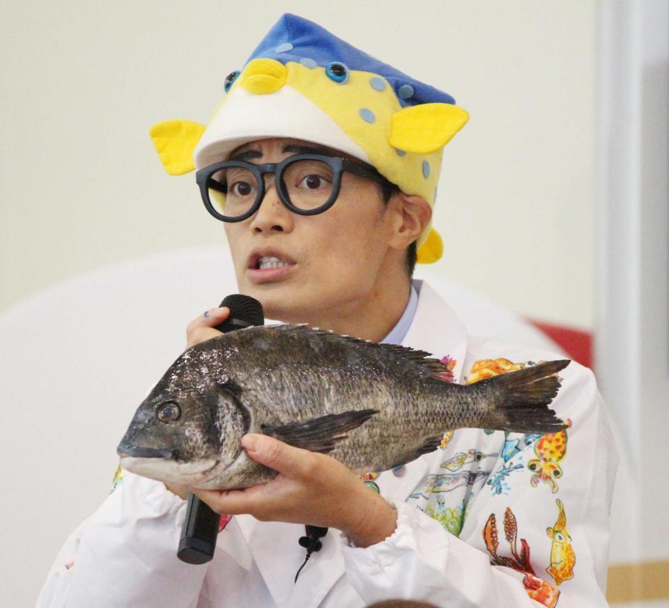 　本物の魚を持つさかなクン