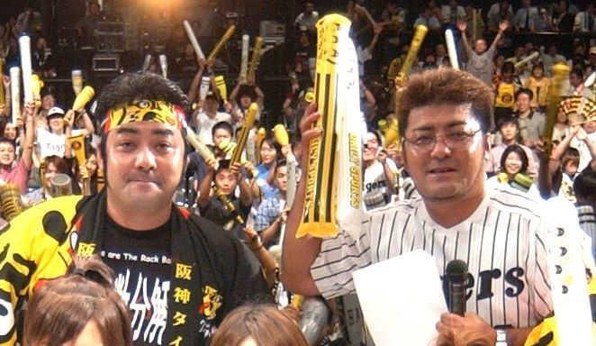 　亀山つとむ（右）と兄弟そろってイベントに出演した亀山忍さん＝２００３年８月撮影