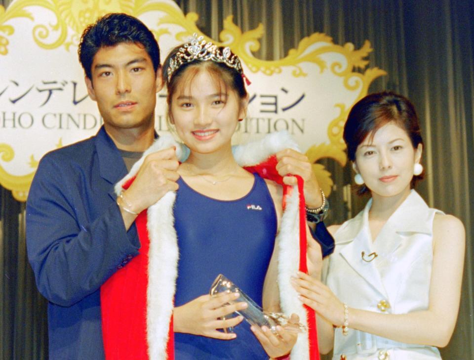 東宝シンデレラ・グランプリに輝き、高嶋政宏（左）、沢口靖子（右）に祝福される野波麻帆＝１９９６年