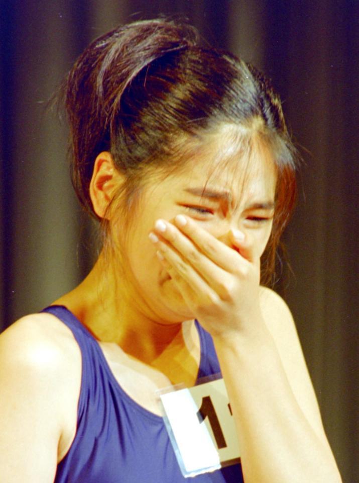 東宝シンデレラ・グランプリに輝き、感涙する野波麻帆＝１９９６年