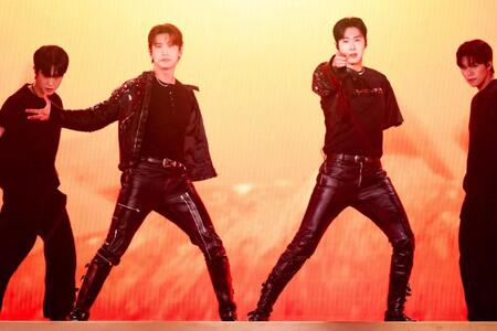 　オープニングを飾る東方神起のチャンミン（左）とユンホ（撮影・田中聖太郎写真事務所）