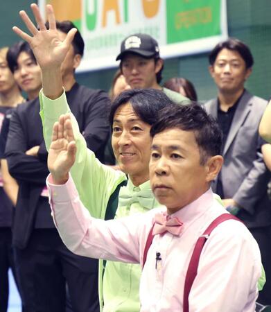 　会見で質問するナインティナインの岡村隆史（右）と矢部浩之（撮影・金田祐二）