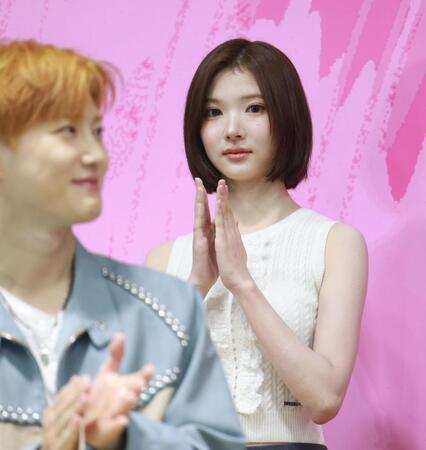 　会見に出席したＪＩＷＯＯ（撮影・金田祐二）