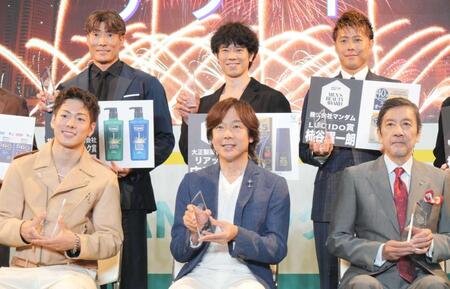 　（前列左から）三浦孝太、佐藤弘道、奥田瑛二、（後列同）糸井嘉男氏、庄司智春、柿谷曜一朗