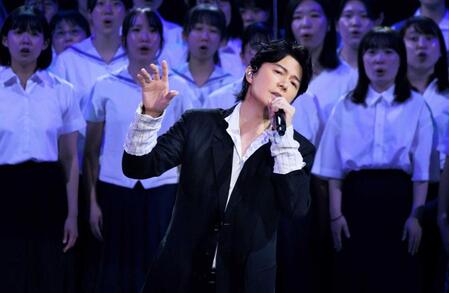 　熱唱する福山雅治