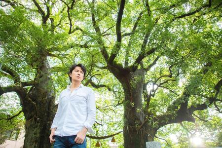 　被爆クスノキの前に立つ福山雅治