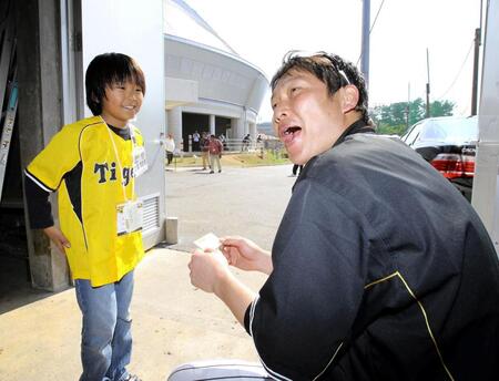 かわいい！大好きな阪神の選手にあいさつをする子役時代の加藤清史郎＝２０１１年撮影