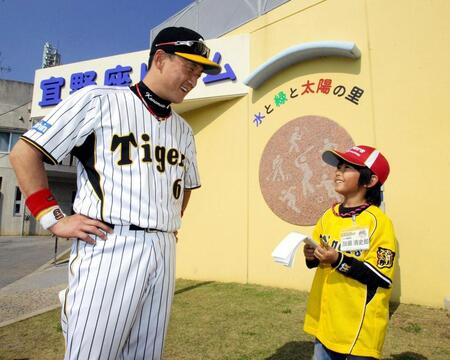 かわいい！大好きな阪神の選手にあいさつをする子役時代の加藤清史郎＝２０１１年撮影