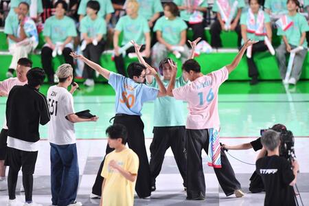 　ポージングだるまさんがころんだ対決でＥＸＩＬＥのポーズを決める（左から）レインボーの池田直人、ＴＨＥ　ＲＡＭＰＡＧＥの与那嶺瑠唯、ＴＨＥ　ＲＡＭＰＡＧＥの武知海青（撮影・開出牧）