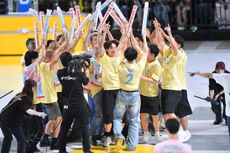 　サークル目隠しダンス対決で見事にサークルに入りＹＥＬＬＯＷチームのメンバーから祝福されるＰＥＲＯＰＥＲＯＣＡＮＤＹの澤本夏輝（中央）＝撮影・開出牧