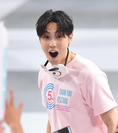 　サークル目隠しダンス対決で見事にサークルに入り驚きの表情を見せるＦＡＮＴＡＳＴＩＣＳの堀夏喜（撮影・開出牧）