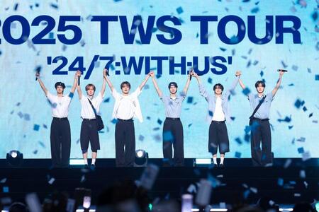 　初の日本ツアーの最終公演を行ったＴＷＳの（左から）ＤＯＨＯＯＮ、ＫＹＵＮＧＭＩＮ、ＪＩＨＯＯＮ、ＳＨＩＮＹＵ、ＨＡＮＪＩＮ、ＹＯＵＮＧＪＡＥ　（Ｐ）＆（Ｃ）　ＰＬＥＤＩＳ　Ｅｎｔｅｒｔａｉｎｍｅｎｔ