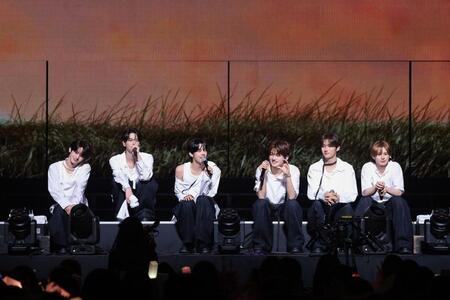 　初日本ツアーのステージでトークを繰り広げるＴＷＳの（左から）ＨＡＮＪＩＮ、ＳＨＩＮＹＵ、ＤＯＨＯＯＮ、ＪＩＨＯＯＮ、ＹＯＵＮＧＪＡＥ、ＫＹＵＮＧＭＩＮ　（Ｐ）＆（Ｃ）　ＰＬＥＤＩＳ　Ｅｎｔｅｒｔａｉｎｍｅｎｔ