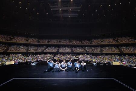 　ファンとともに写真撮影するＴＷＳ　（Ｐ）＆（Ｃ）　ＰＬＥＤＩＳ　Ｅｎｔｅｒｔａｉｎｍｅｎｔ