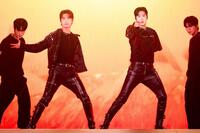 　オープニングを飾る東方神起のチャンミン（左）とユンホ（撮影・田中聖太郎写真事務所）