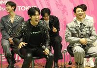 　岡村隆史との掛け合いで爆笑するＹＵＮＨＯ（撮影・金田祐二）