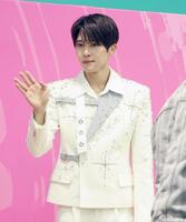 　手を振って降壇するＳＩＯＮ（撮影・金田祐二）